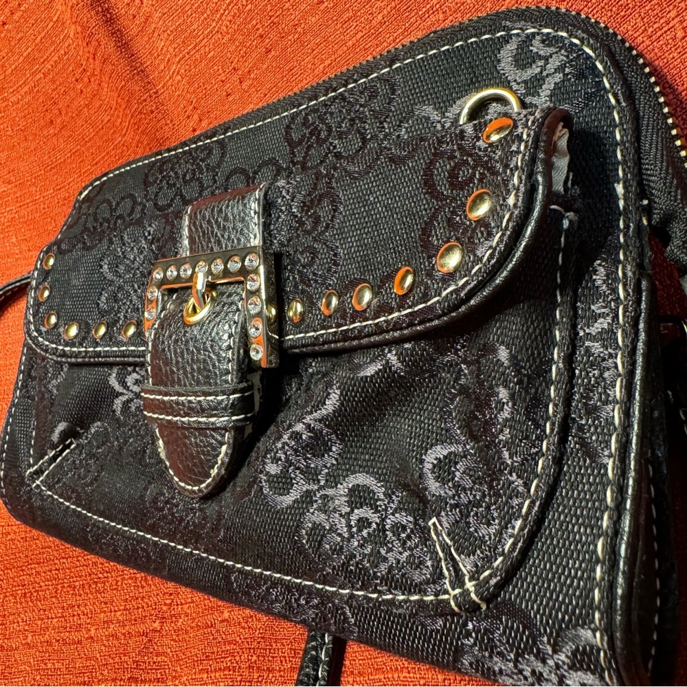 Kathy Van Zeeland Crossbody handbag with safety clasps and‎ wristlet strap, EUC